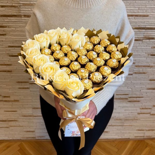 Сладкий букет в форме сердца бежево-золотой с конфетами Ferrero Rocher 30 шт и мыльных роз 10шт. Подарок на 40 30 10 лет bgs044 beżowy i złoty serce фото