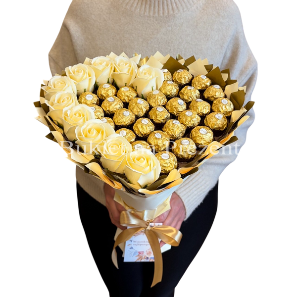 Сладкий букет в форме сердца бежево-золотой с конфетами Ferrero Rocher 30 шт и мыльных роз 10шт. Подарок на 40 30 10 лет bgs044 beżowy i złoty serce фото