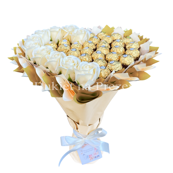 Prezent na 40 30 Urodziny lub Rocznicę Ślubu, Imeniny, Ślub, Wesele. Słodki bukiet w kształcie serca BEŻOWY I ZŁOTY z cukierkami Ferrero Rocher 30 szt i mydlanych r&oacute;ż 10 szt.