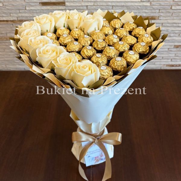 Сладкий букет в форме сердца бежево-золотой с конфетами Ferrero Rocher 30 шт и мыльных роз 10шт. Подарок на 40 30 10 лет bgs044 beżowy i złoty serce фото