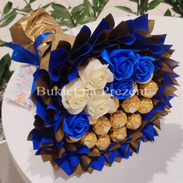 Słodki bukiet niebieski i złoty ze słodyczy Ferrero Rocher i 7 mydlanych róż (średnica 20 cm)