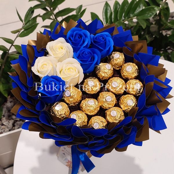 Słodki bukiet niebieski i złoty ze słodyczy Ferrero Rocher i 7 mydlanych róż (średnica 20 cm)