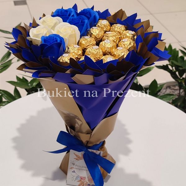 Słodki bukiet niebieski i złoty ze słodyczy Ferrero Rocher i 7 mydlanych róż (średnica 20 cm)