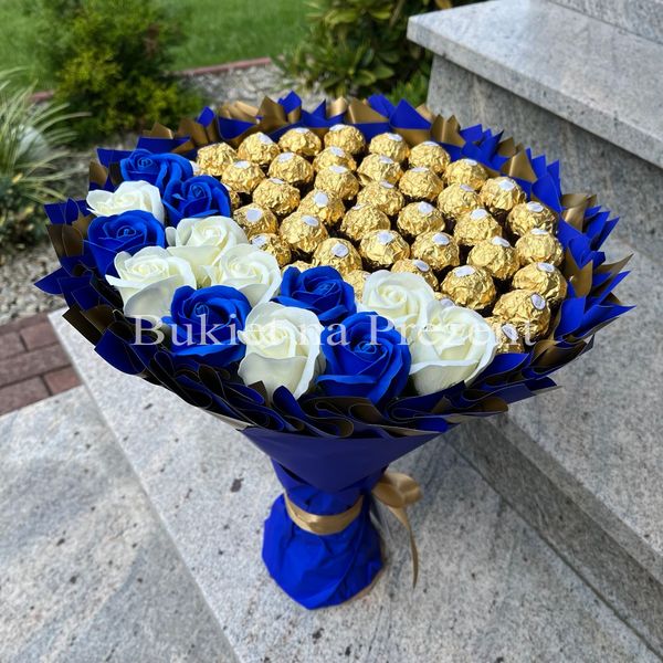 Солодкий їстівний букет синьо-золотий Ferrero Rocher 40 шт та 15 шт мильних троянд Подарунок на 40 років  bgs024 niebieskie i białe róże фото