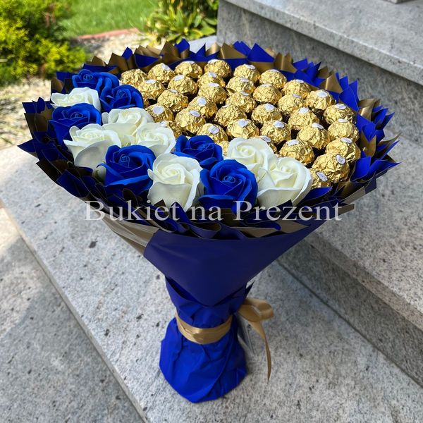 Prezent na 40 urodziny. Słodki bukiet ze słodyczy Ferrero Rocher 40 szt i 13 szt niebieskich i białych róż mydlanych