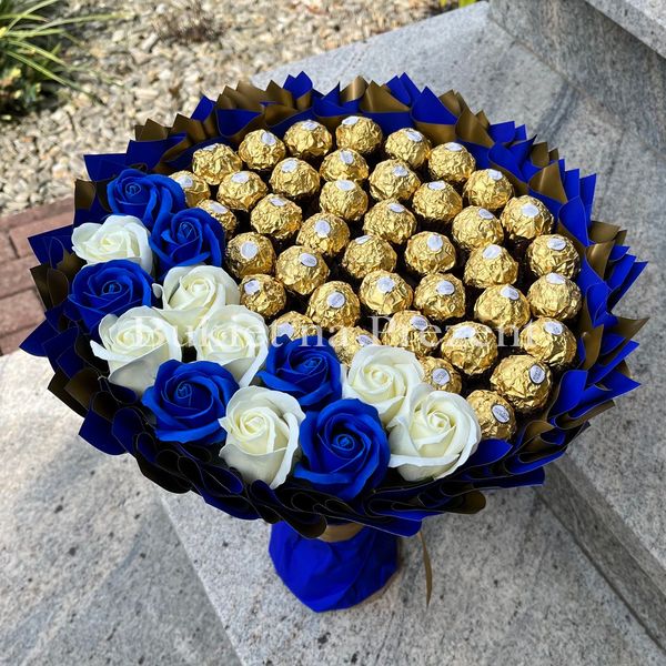 Сладкий съедобный букет сине-золотой с конфетами Ferrero Rocher 40 шт и 15 шт мыльных роз Подарок на 40 лет bgs024 niebieskie i białe róże фото