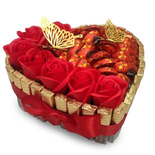Słodki prezent w kształcie serca z cukierkami Wawel Kasztanki, Merci i czerwonymi różami mydlanymi