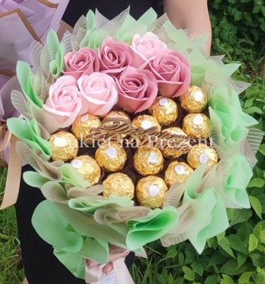 Сладкий съедобный букет зелено-золотой с конфетами Ferrero Rocher и 7 мыльных роз (диаметр 20 см) bgs033 zielony (7 róż) фото