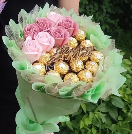 Сладкий съедобный букет зелено-золотой с конфетами Ferrero Rocher и 7 мыльных роз (диаметр 20 см) bgs033 zielony (7 róż) фото