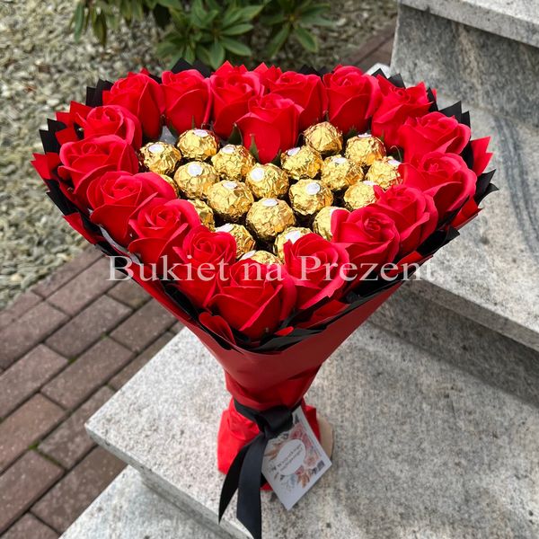 Słodki bukiet w kształcie serca CZERWONY I CZARNY z cukierkami Ferrero Rocher i 18 szt mydlanych róż. Prezent na 18 20 urodziny