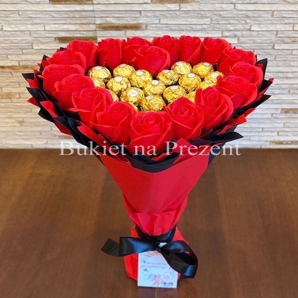 Prezent na 18 20 Urodziny lub Rocznicę Ślubu, Imeniny, Ślub, Wesele. Słodki bukiet w kształcie serca CZERWONY I CZARNY z cukierkami Ferrero Rocher i 18 szt mydlanych r&oacute;ż.
