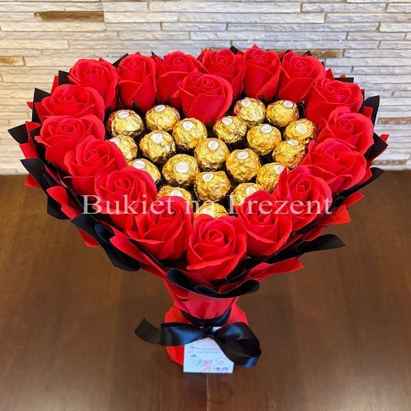 Prezent na 18 20 Urodziny lub Rocznicę Ślubu, Imeniny, Ślub, Wesele. Słodki bukiet w kształcie serca CZERWONY I CZARNY z cukierkami Ferrero Rocher i 18 szt mydlanych r&oacute;ż.