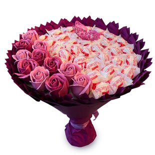 Сладкий съедобный букет сливовый с конфетами Raffaello и 11 мыльных роз (диаметр 30 см) bgs012 śliwka 70  фото