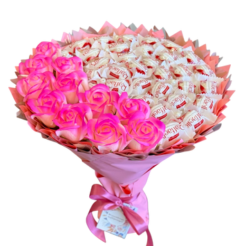 Słodki jadalny bukiet r&oacute;żowo-brzoskwiniowy z cukierkami Raffaello i 11 mydlanych r&oacute;ż (średnica 30 cm)