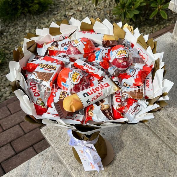 Słodki bukiet biały i złoty na urodziny ze slodyczy Kinder. Prezent Komunia (średnica 30 cm). Komunia