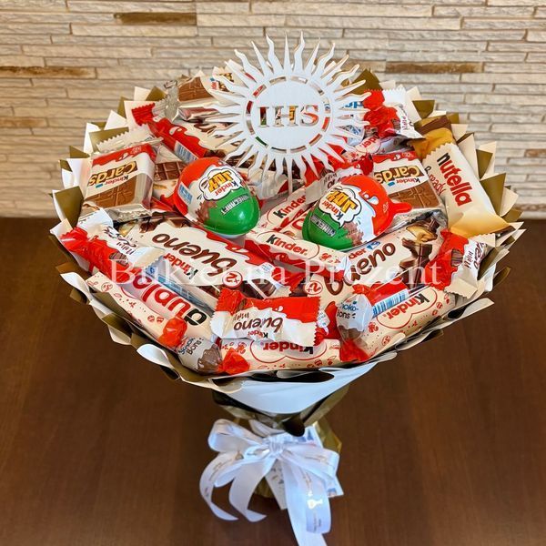 Słodki bukiet biały i złoty na urodziny ze slodyczy Kinder. Prezent Komunia (średnica 30 cm). Komunia
