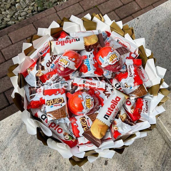 Słodki bukiet biały i złoty na urodziny ze slodyczy Kinder. Prezent Komunia (średnica 30 cm). Komunia