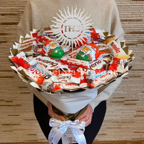 Słodki bukiet biały i złoty na urodziny ze slodyczy Kinder. Prezent Komunia (średnica 30 cm). Komunia