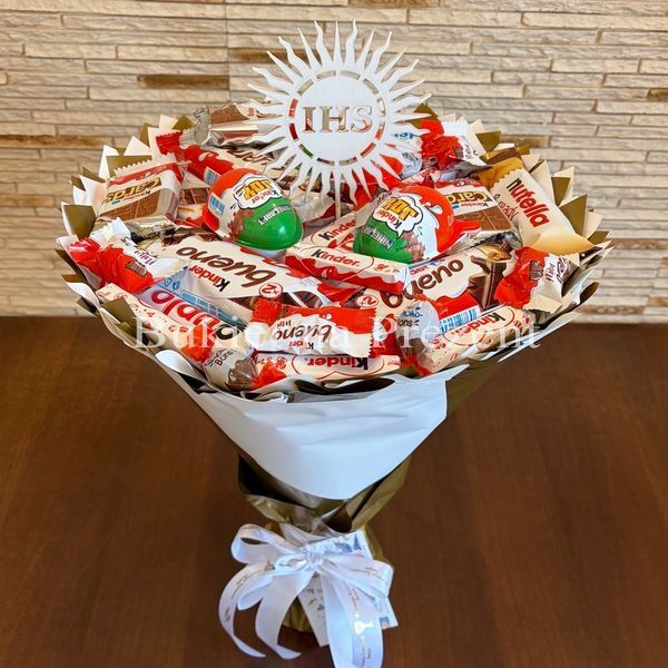 Słodki bukiet biały i złoty na urodziny ze slodyczy Kinder. Prezent Komunia (średnica 30 cm). Komunia
