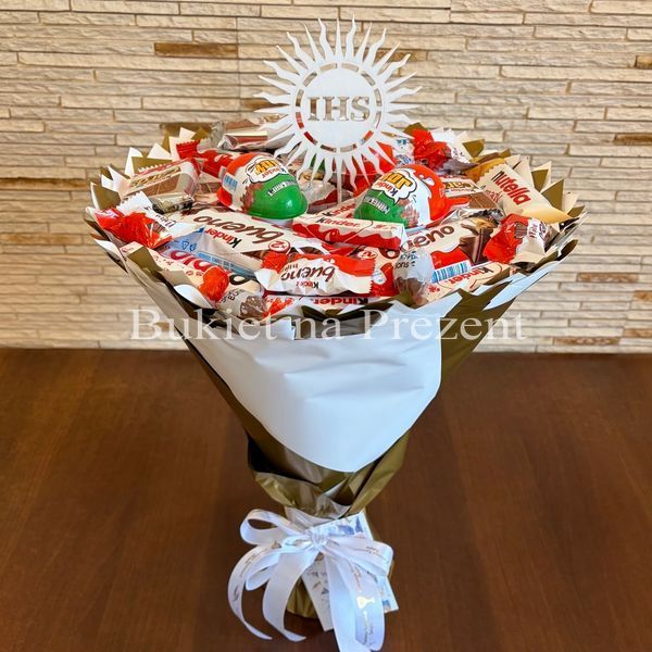 Słodki bukiet biały i złoty na urodziny ze slodyczy Kinder. Prezent Komunia (średnica 30 cm). Komunia