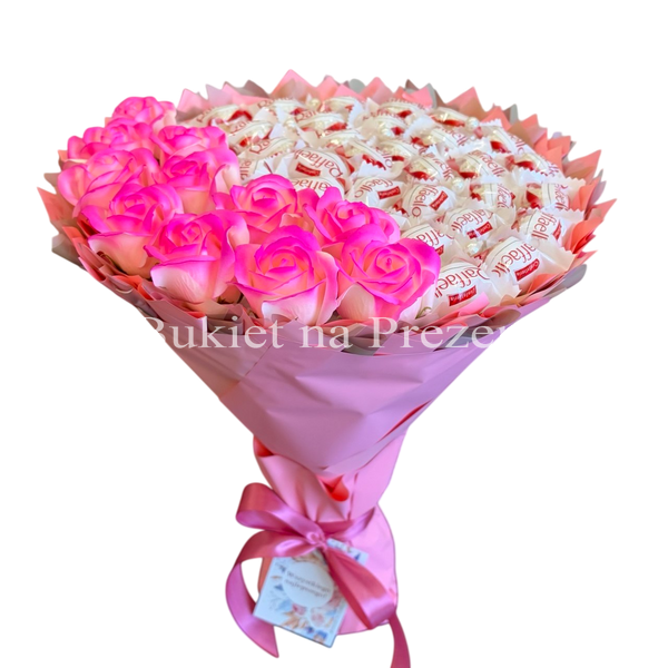 Słodki jadalny bukiet r&oacute;żowo-brzoskwiniowy z cukierkami Raffaello i 11 mydlanych r&oacute;ż (średnica 30 cm)