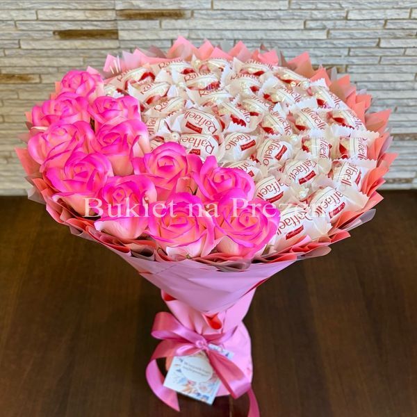 Słodki jadalny bukiet r&oacute;żowo-brzoskwiniowy z cukierkami Raffaello i 11 mydlanych r&oacute;ż (średnica 30 cm)