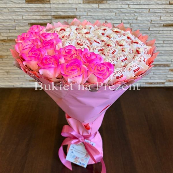 Słodki jadalny bukiet r&oacute;żowo-brzoskwiniowy z cukierkami Raffaello i 11 mydlanych r&oacute;ż (średnica 30 cm)