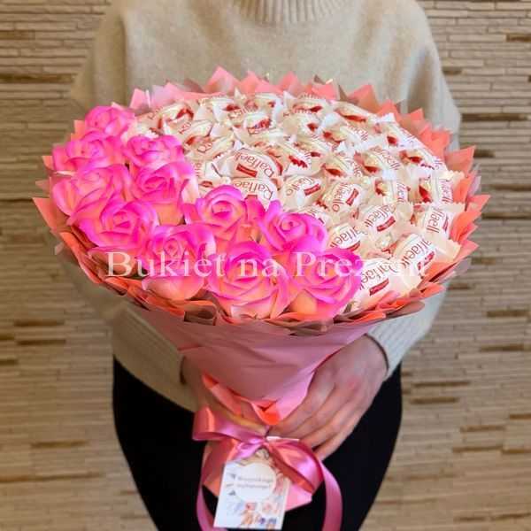 Słodki jadalny bukiet r&oacute;żowo-brzoskwiniowy z cukierkami Raffaello i 11 mydlanych r&oacute;ż (średnica 30 cm)