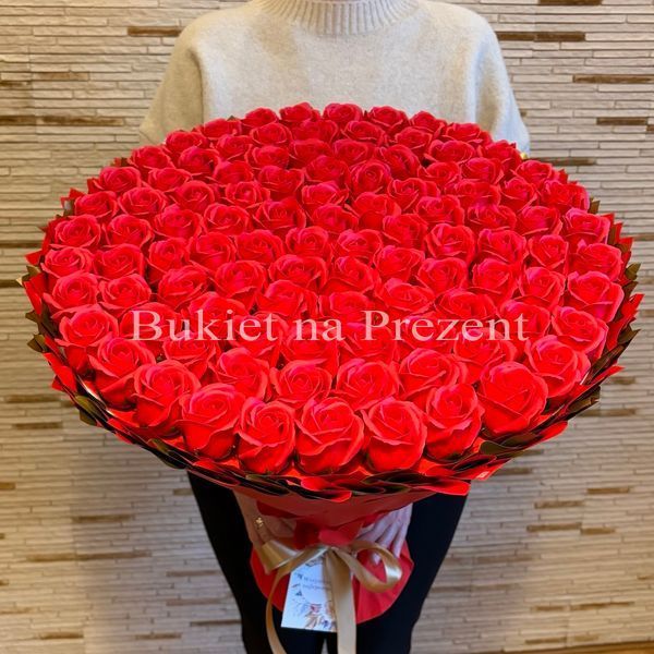 BUKIET 101 CZERWONYCH R&Oacute;Ż MYDLANYCH DLA DZIEWCZYNY KOBIETY DUŻY MEGA PREZENT NA URODZINY ROCZNICĘ ŚLUBU PREMIUM FLOWER BOX mydlany kwiaty mydlane r&oacute;że