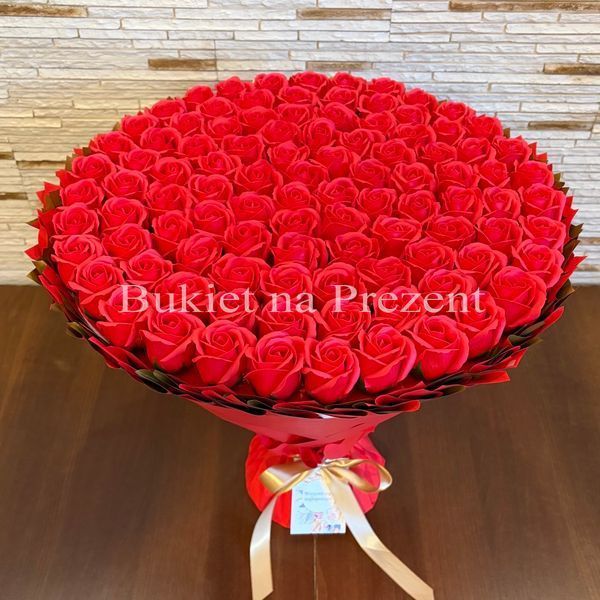 BUKIET 101 CZERWONYCH R&Oacute;Ż MYDLANYCH DLA DZIEWCZYNY KOBIETY DUŻY MEGA PREZENT NA URODZINY ROCZNICĘ ŚLUBU PREMIUM FLOWER BOX mydlany kwiaty mydlane r&oacute;że