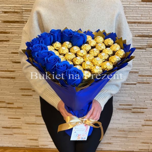 Prezent na 40 30 Urodziny lub Rocznicę Ślubu, Imeniny, Ślub, Wesele. Słodki bukiet w kształcie serca GRANATOWY I ZŁOTY z cukierkami Ferrero Rocher 30 szt i mydlanych r&oacute;ż 10 szt.