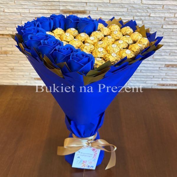 Prezent na 40 30 Urodziny lub Rocznicę Ślubu, Imeniny, Ślub, Wesele. Słodki bukiet w kształcie serca GRANATOWY I ZŁOTY z cukierkami Ferrero Rocher 30 szt i mydlanych r&oacute;ż 10 szt.