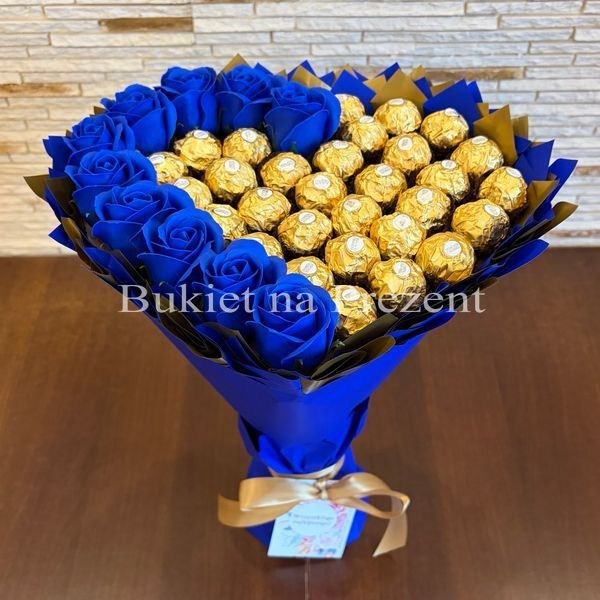 Prezent na 40 30 Urodziny lub Rocznicę Ślubu, Imeniny, Ślub, Wesele. Słodki bukiet w kształcie serca GRANATOWY I ZŁOTY z cukierkami Ferrero Rocher 30 szt i mydlanych r&oacute;ż 10 szt.