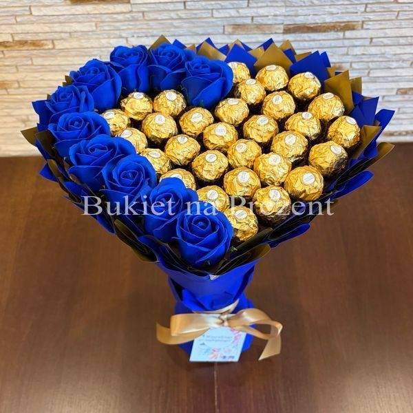 Prezent na 40 30 Urodziny lub Rocznicę Ślubu, Imeniny, Ślub, Wesele. Słodki bukiet w kształcie serca GRANATOWY I ZŁOTY z cukierkami Ferrero Rocher 30 szt i mydlanych r&oacute;ż 10 szt.