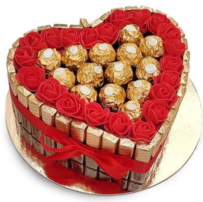 Tort ze słodyczy w kształcie serca Ferrero Rocher, Merci i czerwonymi różami