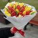 Owocowy jadalny bukiet z truskawek i tulipan&oacute;w