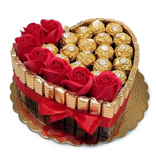 Prezent na 18 urodziny. Słodki bukiet w kształcie serca z cukierkami Ferrero Rocher, Merci i różami mydlanymi