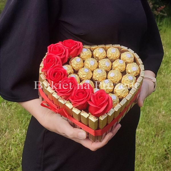 Солодкий подарунок у формі серця з цукерками Ferrero Rocher, Merci та мильними трояндами ss004 фото