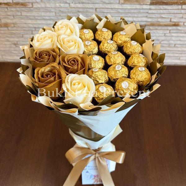 Сладкий съедобный букет бежево-золотой с конфетами Ferrero Rocher и 7 мыльных роз (диаметр 20 см) bgs033 beżowy i złoty фото
