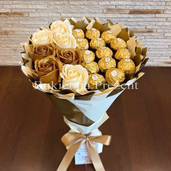 Сладкий съедобный букет бежево-золотой с конфетами Ferrero Rocher и 7 мыльных роз (диаметр 20 см) bgs033 beżowy i złoty фото