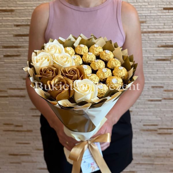 Сладкий съедобный букет бежево-золотой с конфетами Ferrero Rocher и 7 мыльных роз (диаметр 20 см) bgs033 beżowy i złoty фото