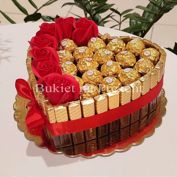 Сладкий подарок в форме сердца с конфетами Ferrero Rocher, Merci и мыльными розами ss004 фото