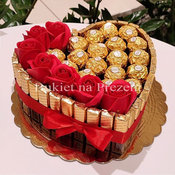 Prezent na 18 urodziny. Słodki bukiet w kształcie serca z cukierkami Ferrero Rocher, Merci i różami mydlanymi