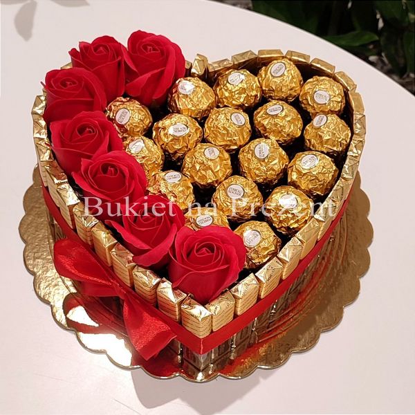 Солодкий подарунок у формі серця з цукерками Ferrero Rocher, Merci та мильними трояндами ss004 фото