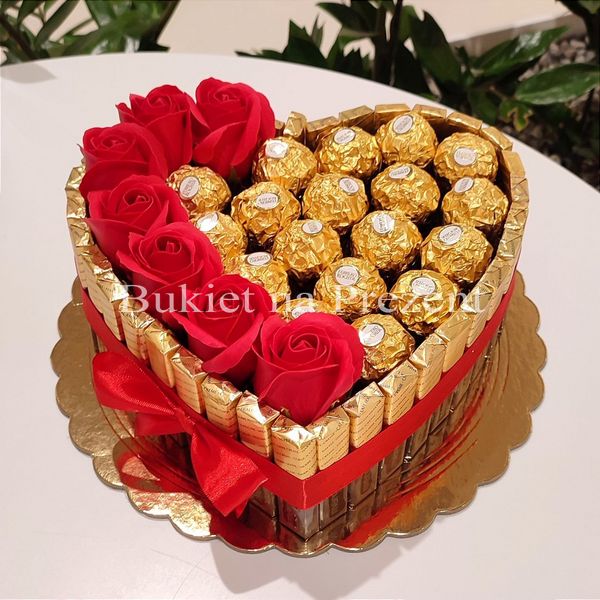 Сладкий подарок в форме сердца с конфетами Ferrero Rocher, Merci и мыльными розами ss004 фото