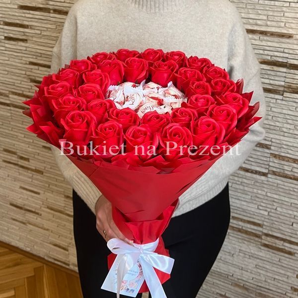 Сладкий букет из Раффаэлло и роз. Подарок на 30-ти летие, юбилей, свадьбу, годовщину свадьбы bgs034 czerwony 10 фото