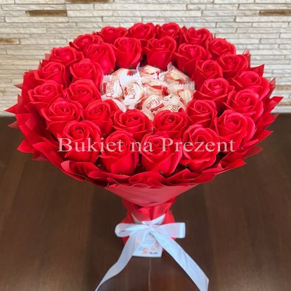 Сладкий букет из Раффаэлло и роз. Подарок на 30-ти летие, юбилей, свадьбу, годовщину свадьбы bgs034 czerwony 10 фото