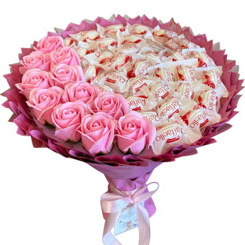 Słodki jadalny bukiet r&oacute;żowy z cukierkami Raffaello i 11 mydlanych r&oacute;ż (średnica 30 cm)