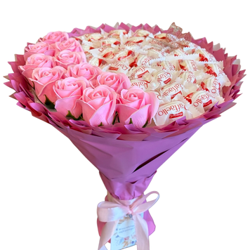 Słodki jadalny bukiet r&oacute;żowy z cukierkami Raffaello i 11 mydlanych r&oacute;ż (średnica 30 cm)