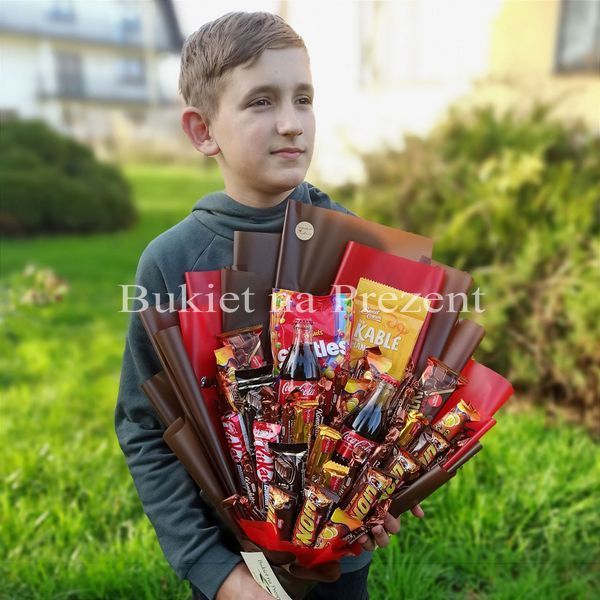 Jadalny bukiet dla dziecka z Coca-Coli, Kit Kat, Lion, Skittles i innych słodyczy